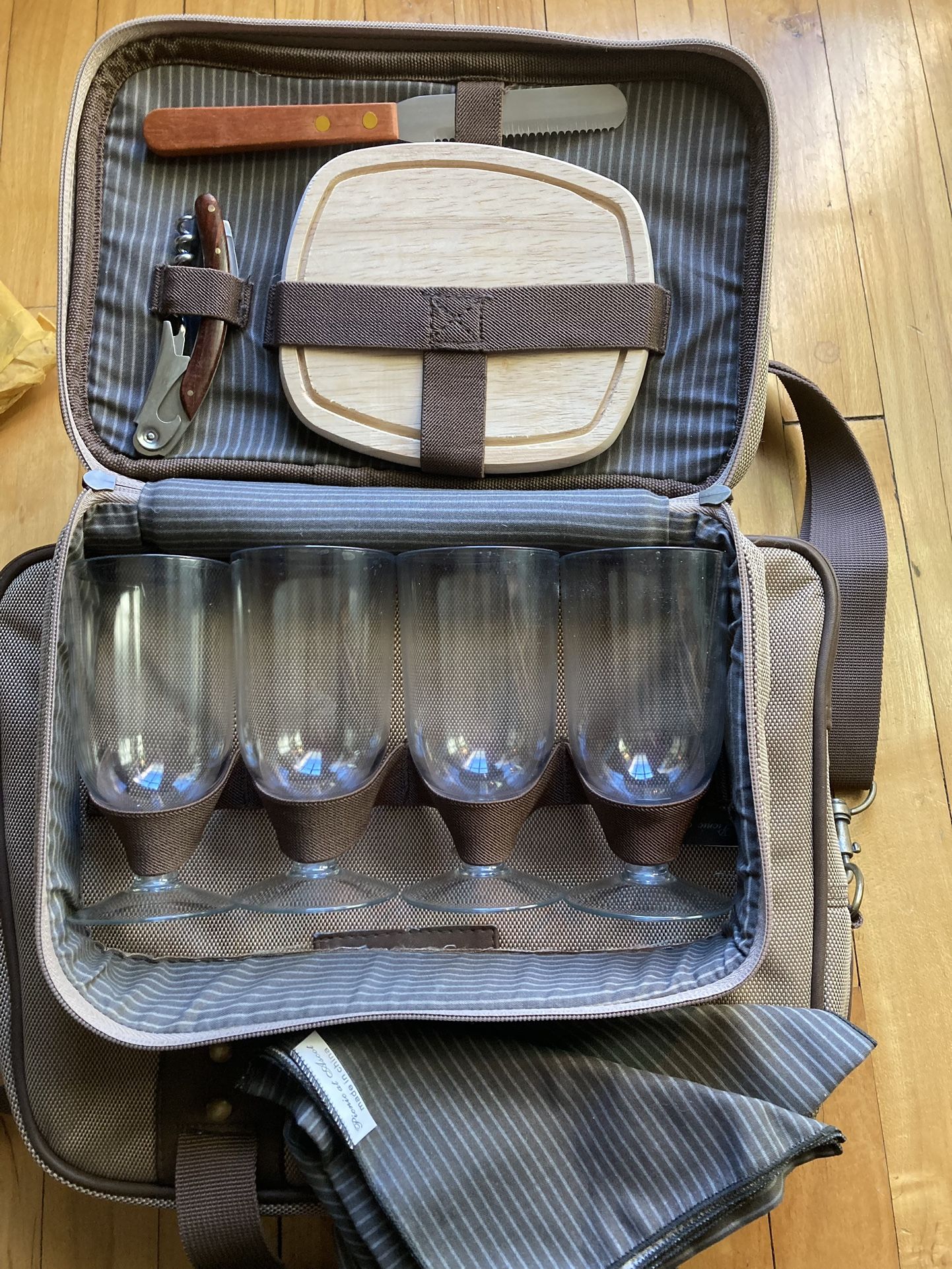 PICNIC CARRYING CASE