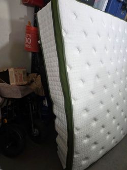 New box mattress - King size - Never used - Furniture