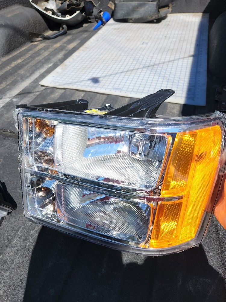 Gmc Seirra 2007 And Chevy Silverado 2007 Headlights