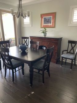 Modern Dining Set - Excellent condition