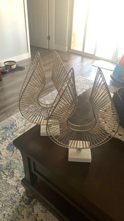 Marble Stand With Wire Decor