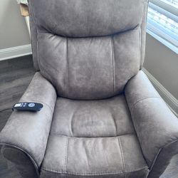 Recliner/Lift Chair.  Great Condition, Works As New. 