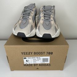 YEEZY 700 V2 CREAM DS NEW SIZE 6.5