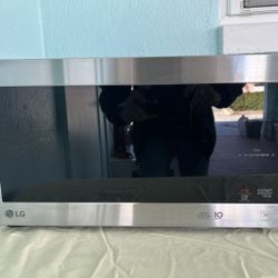 LG NeoChef Microwave with Smart Inverter 