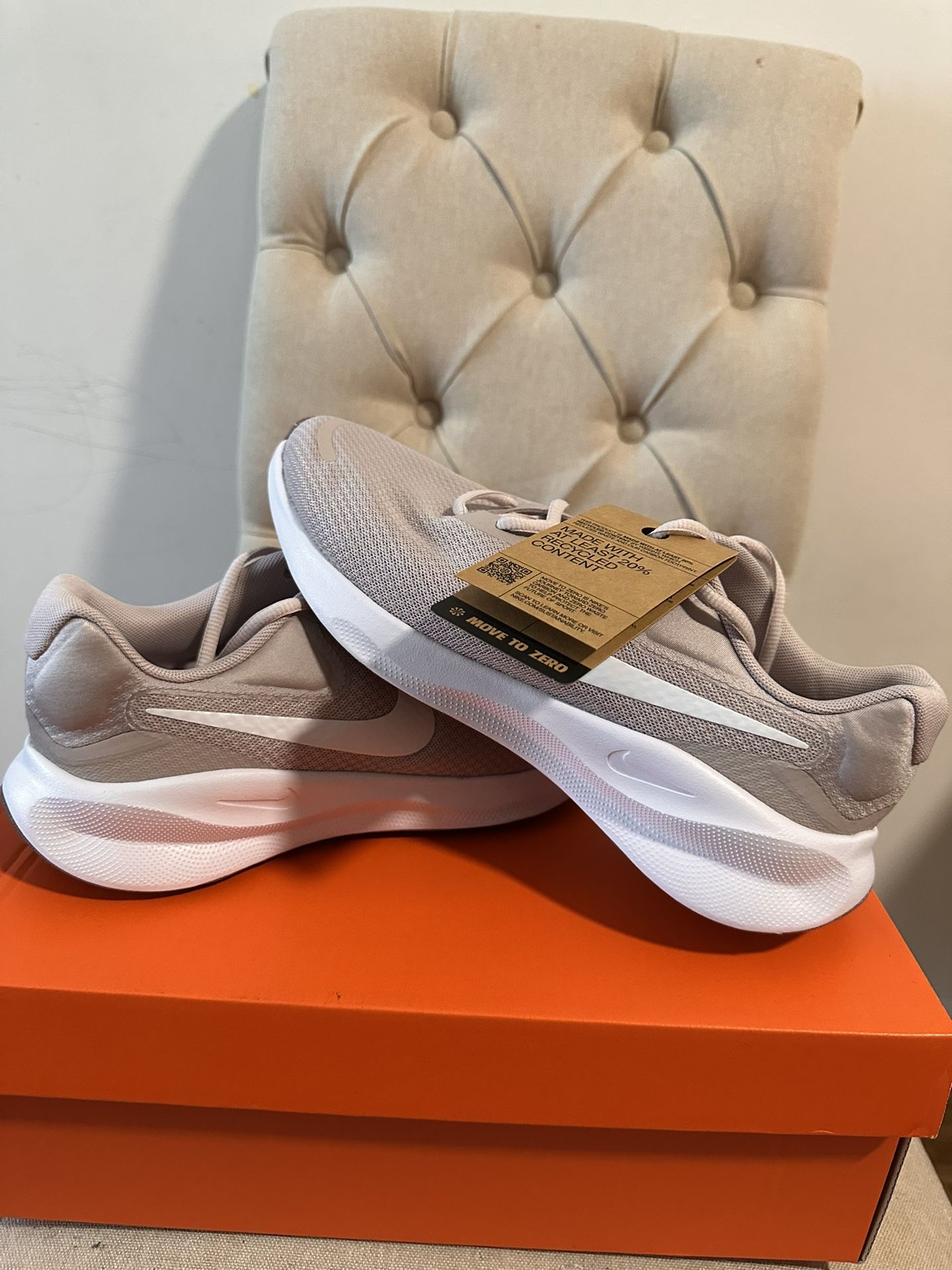 Bran New Nike 7 Revolution 9 Womens 7.5 Mens