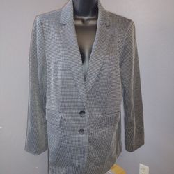 Vince camuto button up black & white tweed jacket size 8
Faux pockets & shoulder pads 