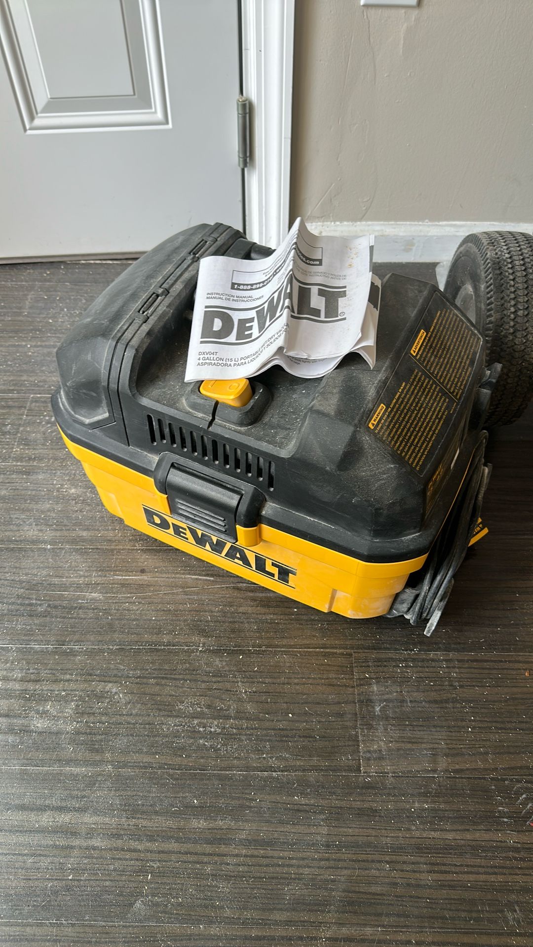 DEWALT DXV04T Portable 4 Gallon Wet/Dry Vacuum, Yellow