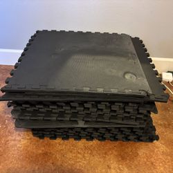 25 Large Black Interconnecting Foam Tiles