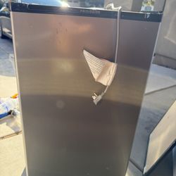 ❄️ Mini Fridge – CHILL BOX – Great Condition! Perfect for Dorm, Bedroom, Office ❄️