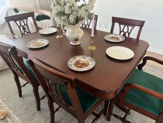 Dining Room table and 8x chairs 2/leafs real wood