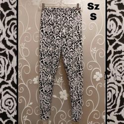 WOMENS BLACK & WHITE ROSES LEGGINGS SIZE S
