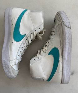 Nike White & Teal Sneakers – Youth Size 6.5 (fit women 7)