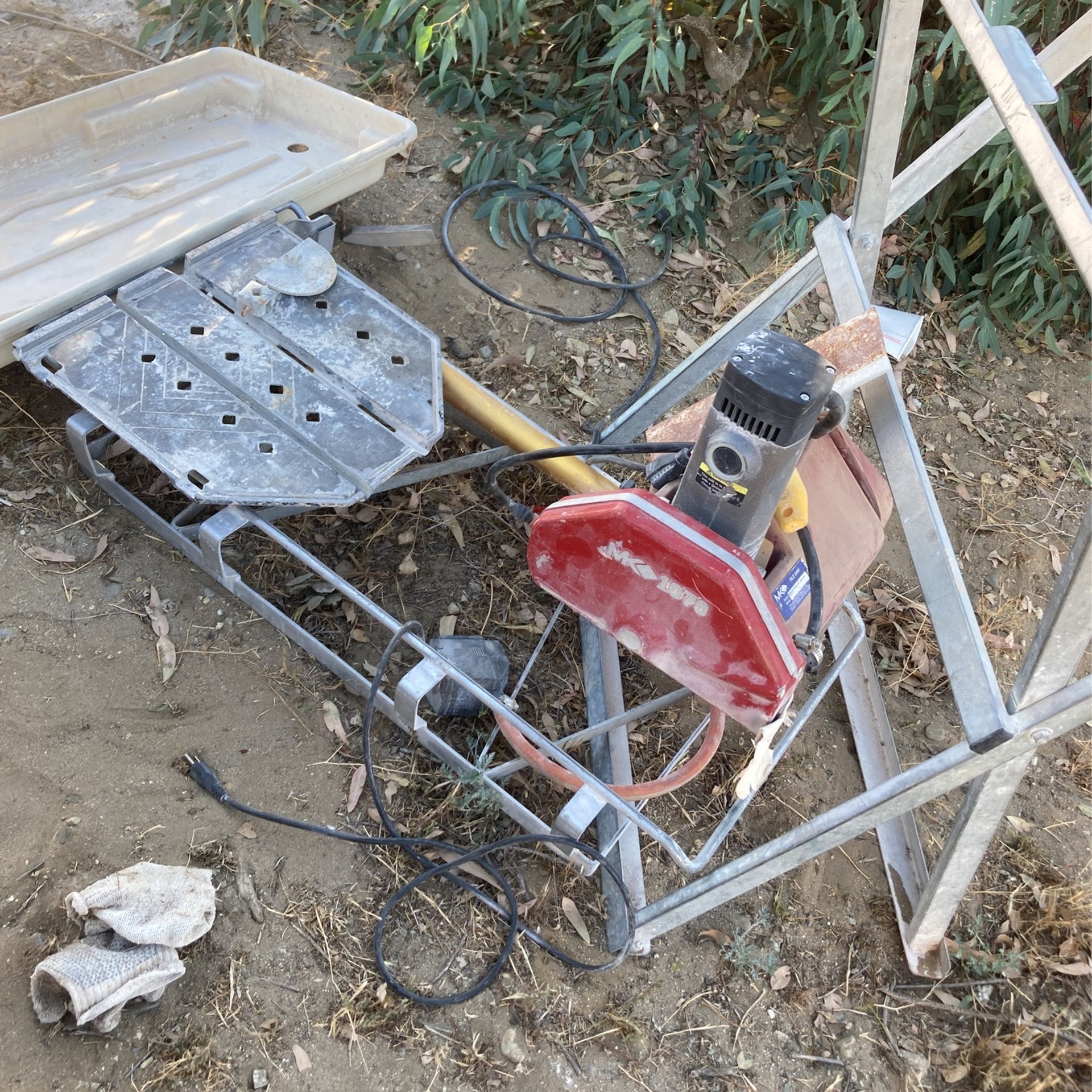 MK 1070 tile saw works great tiles are brick has stand and 45° cutting tool Serious people only I’m tired of fake people