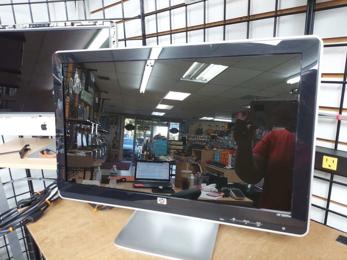 20" HP Monitor HP 2009m Cables Included!!! EXCELLENT CONDITION