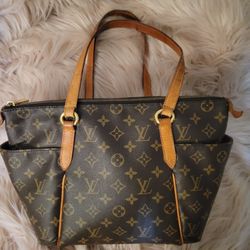 Louis Vuitton Authentic Monogram canvas. date code SD4183 Pre owned  condition Excellent for Sale in Delray Beach, FL - OfferUp