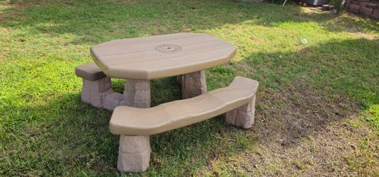 **Beatiful Step2 kids picnic table**