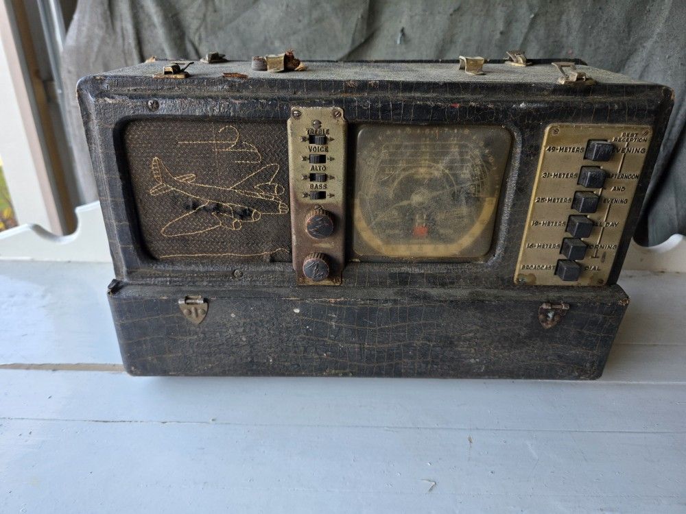 Zenith Model 7G605 Trans-Oceanic "Bomber" shortwave portable radio
