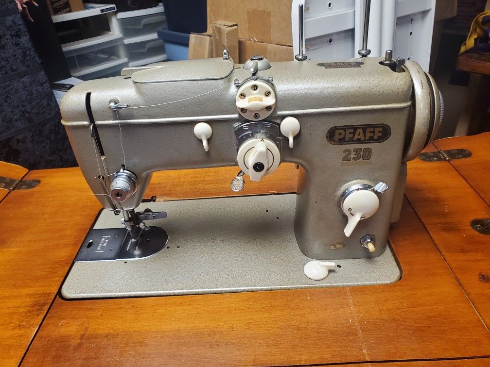 Pfaff 230 Automatic In Table