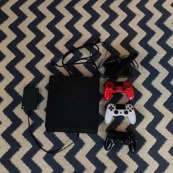 Ps4 500 Gb, 3 controllers, Charging Stand, Extended Storage
