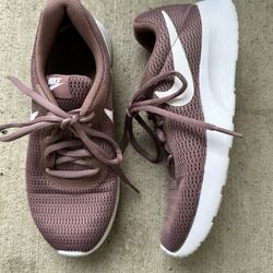 Nike Women’s Tanjun 'Smokey Mauve' Sneaker size 6.5