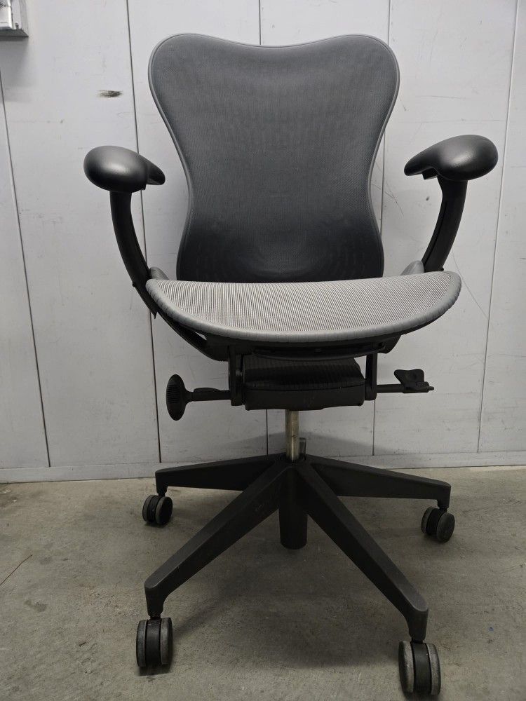 Fully Ergonomic Task Chair Herman Miller Mirra 2
