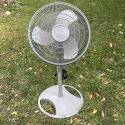 Three speed floor fan