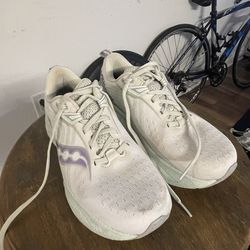 Saucony Triumph 22  Womens Size 9