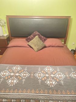 Solid Wood King Bedroom Set – Almost Brand New – $680(negotiable)
