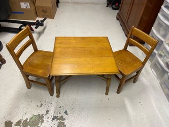 Kids craft and play table with two oak chairs
