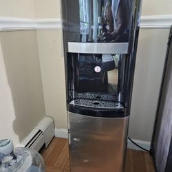 Water dispenser hot and cold bottom loader.