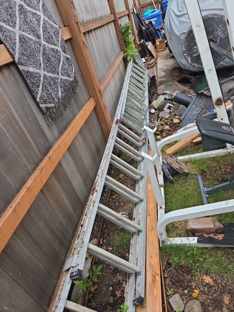 Aluminum Extension Ladder 28'ft