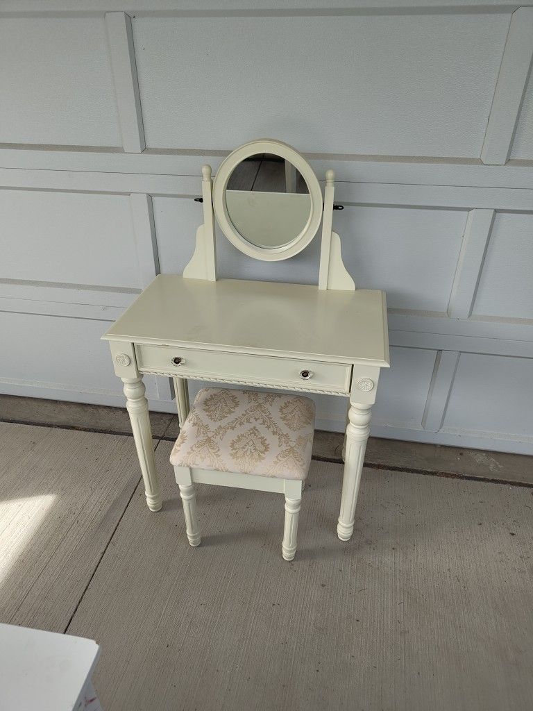 Child Vanity With Mirror