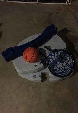 Mini basketball hoop for swimming pool