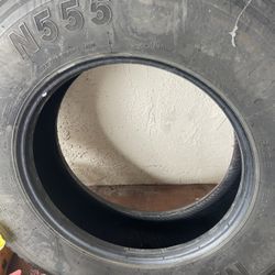 11R 22.5 … 80 porciento buena .. guardada en el garaje año 2020 excelente… $200 o mejor oferta