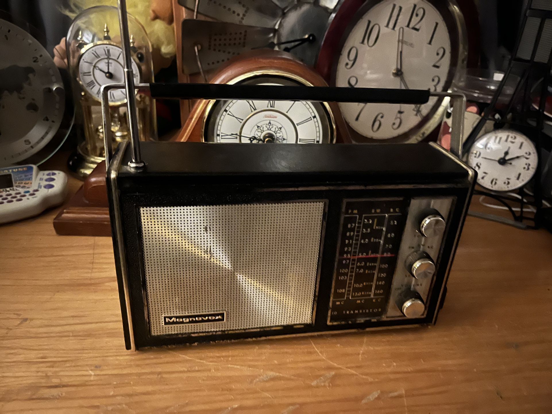 Magnavox MODEL 1R1200 10 TRANSISTOR 3 BAND PORTABLE RADIO TESTED/WORKS