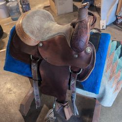 Western Saddle With Blanket, Pad And Stand. Nice!