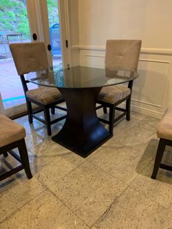 Round Table w/ Glass Top