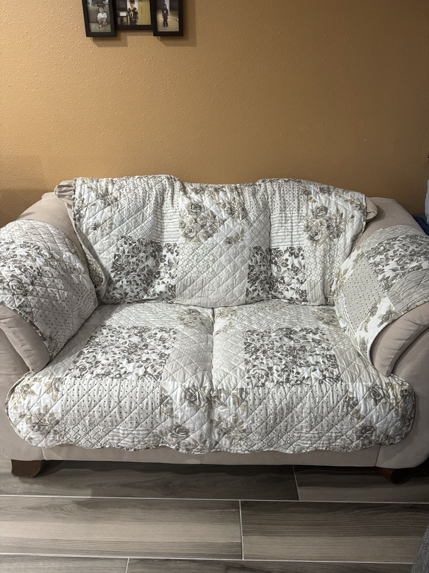Sofa/loveseats