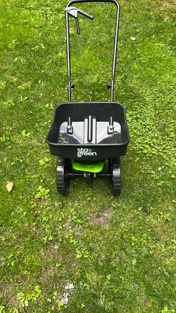 Grass and fertilizer spreader