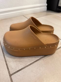 Dylan platform crocs
