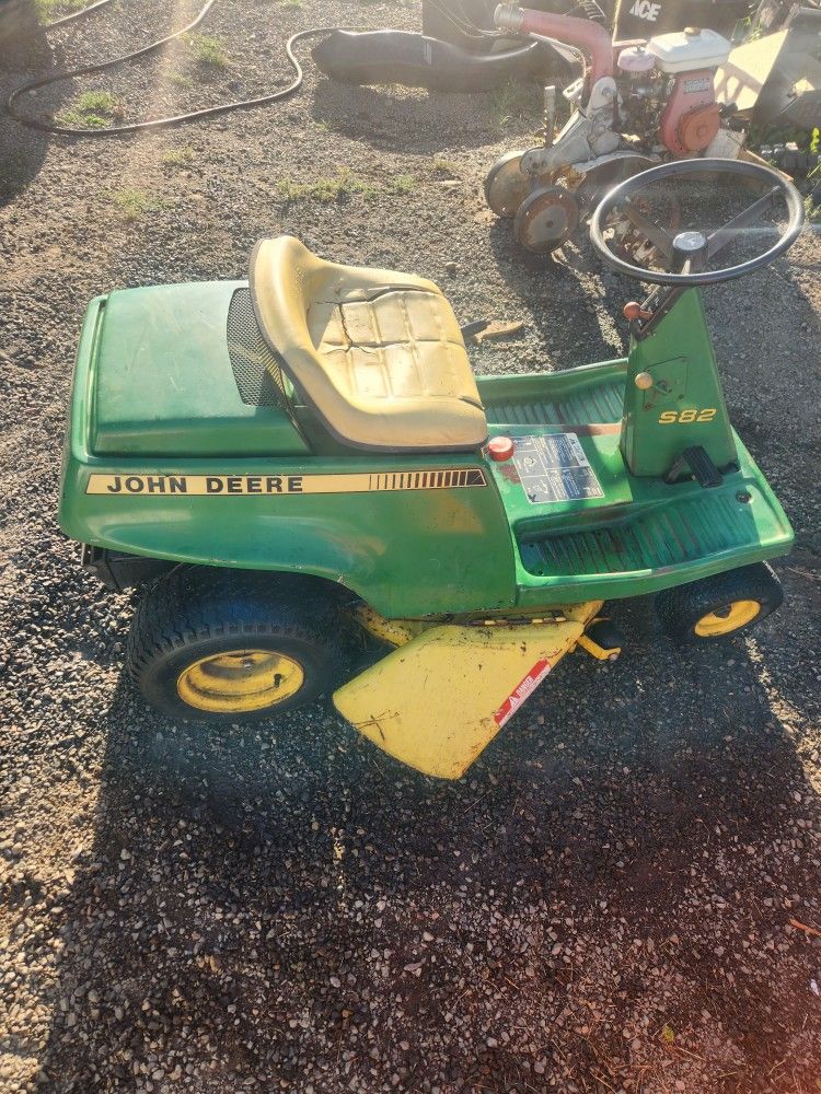 John Deere S82 Riding Lawnmower