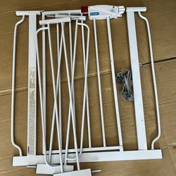 White Regalo Easy Step baby gate