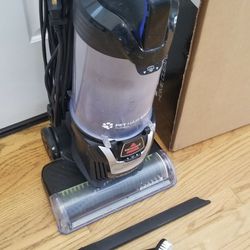 NEW cond  BISSEL SWIVEL DEEP CLEANING VACUUM.   Works  EXCELLENT  IN  THE  BOX     