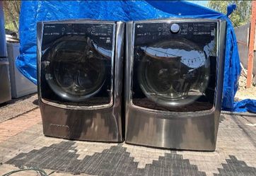 LG Signature Jumbo Load Washer And Electric Dryer !  “ True Balance “