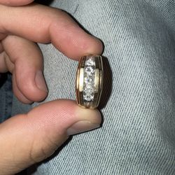 14k Gold Ring With 5 Vs1 Diamond Stones