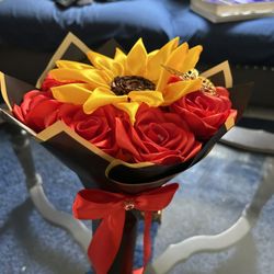 Ramo De Rosas Eternas Color Rojo Con Un Jirasoles Enel centro 