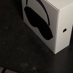 Apple Maxes Headphones
