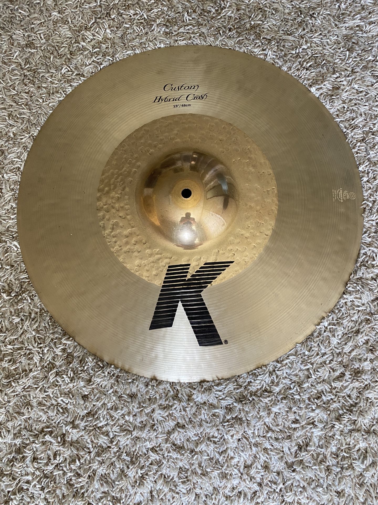 Zildjian 19" A Avedis Reissue Crash/Ride Cymbal is in excellent condition. This cymbal was used only in professional recording studio. Amazing sound!!