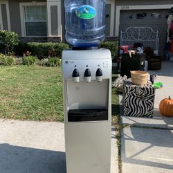 WATER DISPENSER