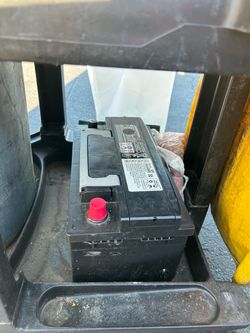 Located in RIALTO Car truck battery CCA 730   80ah     Battery life %85.  ( Rialto location / Domicilio)